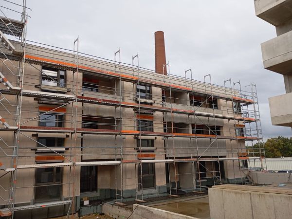 Gerüst an einer Wohnanlage