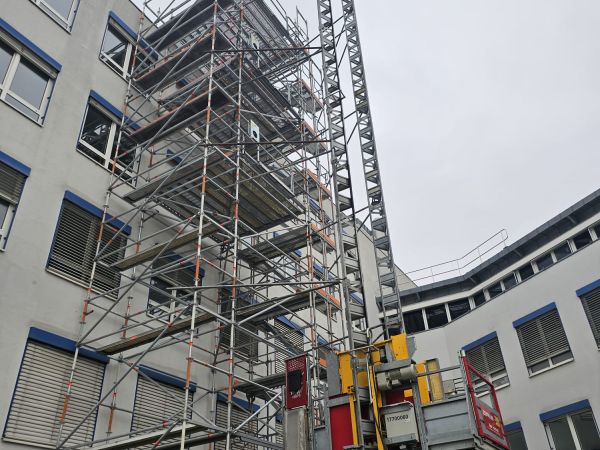 Bühnengerüst am Gebäude