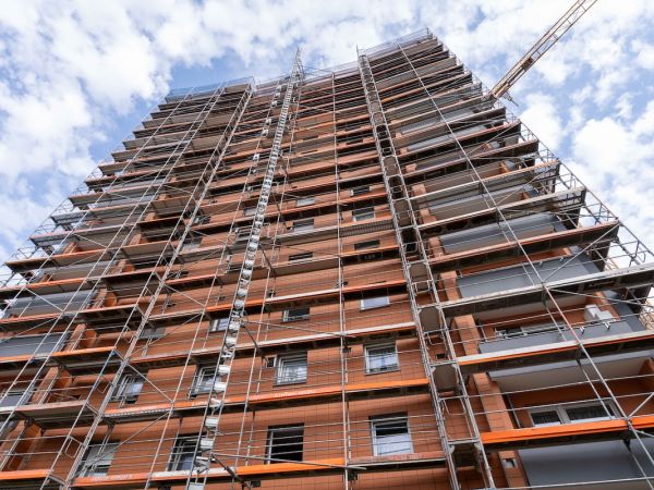 Gerüst an einem Hochhaus