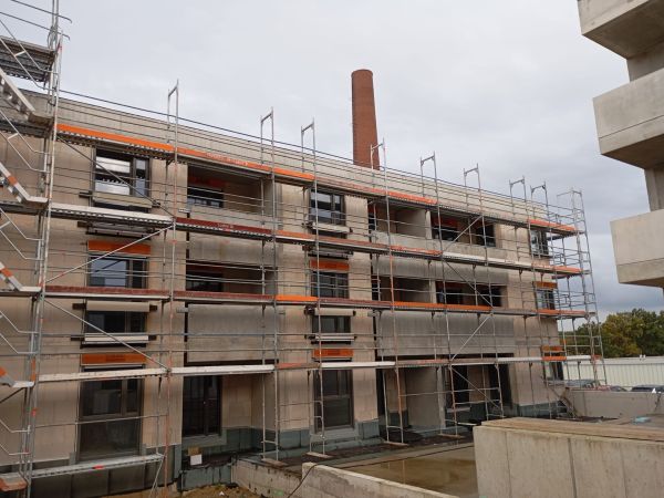 Gerüst an einer Wohnanlage