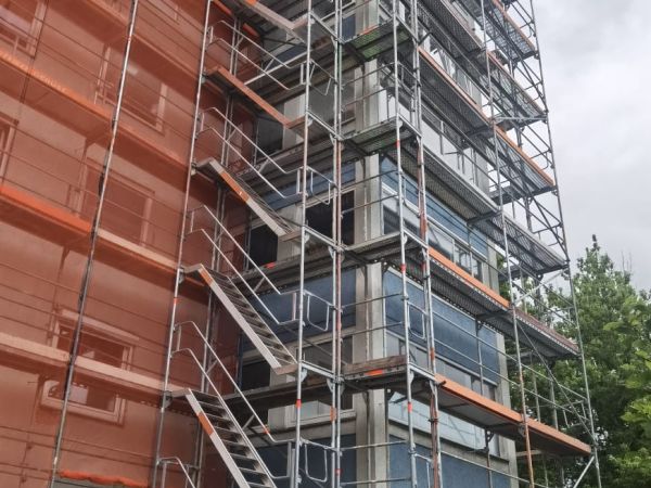 Hochhaus Gerüststellung für Betonsanierung